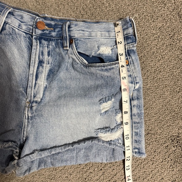 BLANKNYC High Rise Distressed Denim Light Wash Jean Shorts Size 31 - Picture 14 of 14